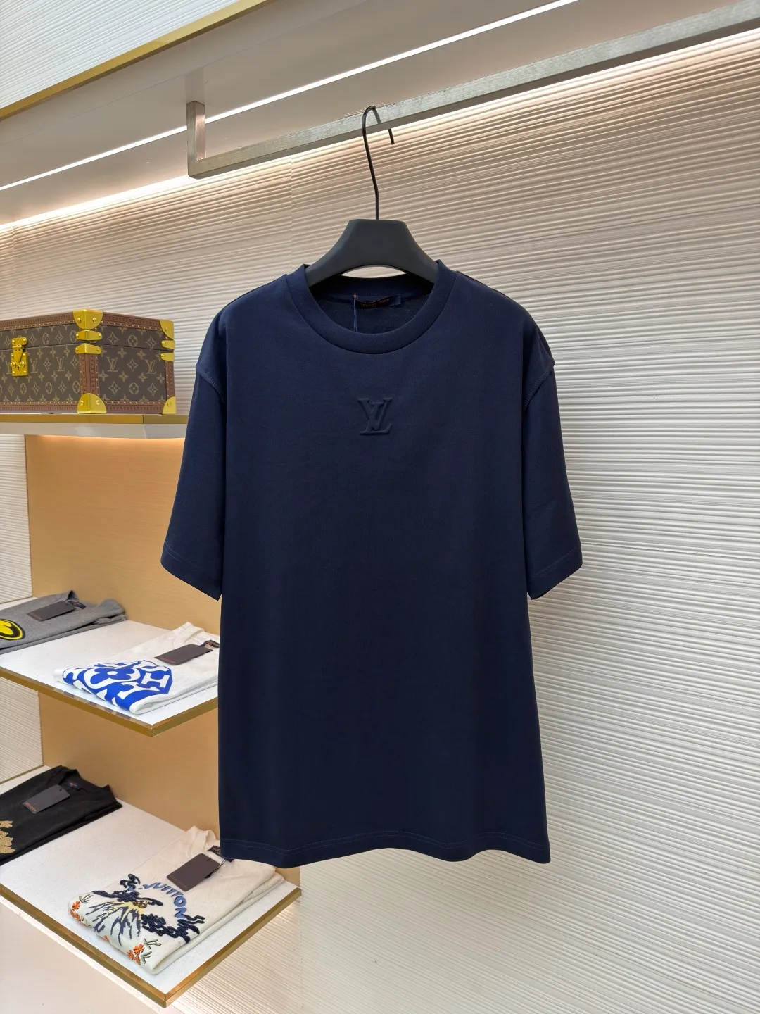 LOUISVUITTON embossed small label T-shirt ●Authentic product: 4989. Purchased and developed ●Item number: 1682264-A00 ●Fabric: pure cotton fabric ●Technology: embossed production ●Version: fitted version ●Weight: about 305 grams ●Size: XS-S-M-L ●Description: Fabric is 40S/2 Double-strand smooth cotton plain weave, dust-free wool processing; matching 40s single-strand combed cotton, 280g cylindrical machine rib. The front panel is stamped and filled. After low-temperature stamping with a steel stamp, the inside is filled with foam cotton. The bottom surface is directly sealed with low-temperature hot melt glue at 80 degrees Celsius. The integrated machine operation makes the relief pattern three-dimensional and full and stylish. High-quality products require natural and beautiful products. The overall wiring is straight and delicate, the fabric is comfortable and soft, and the color is consistent without color difference. It can be matched with the same style to create a fashionable look and control various occasions. Customized accessories, complete with three standards, same style for men and women!